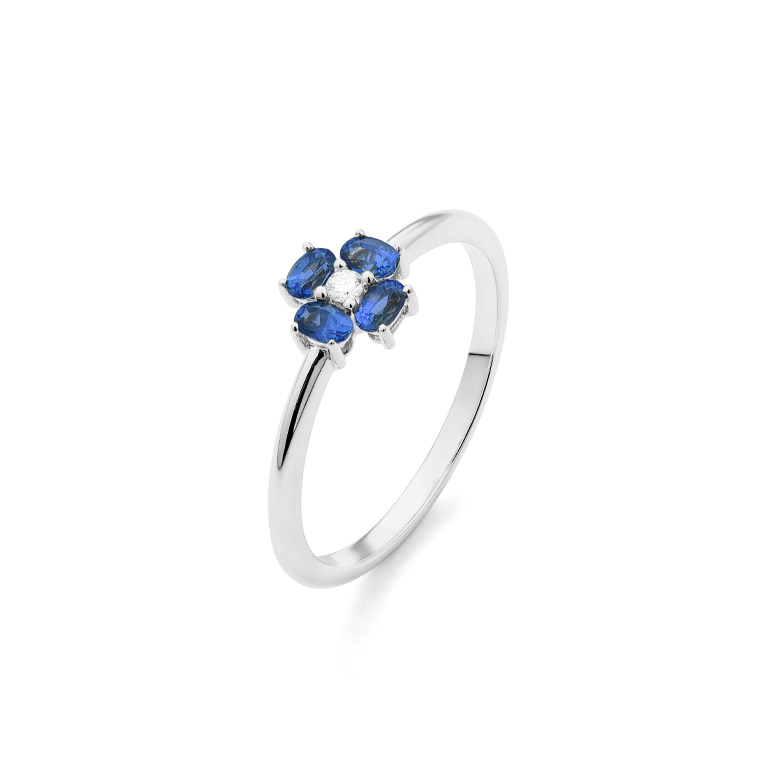 18-karat white gold ring with four-leaf clover, diamond, and blue sapphires